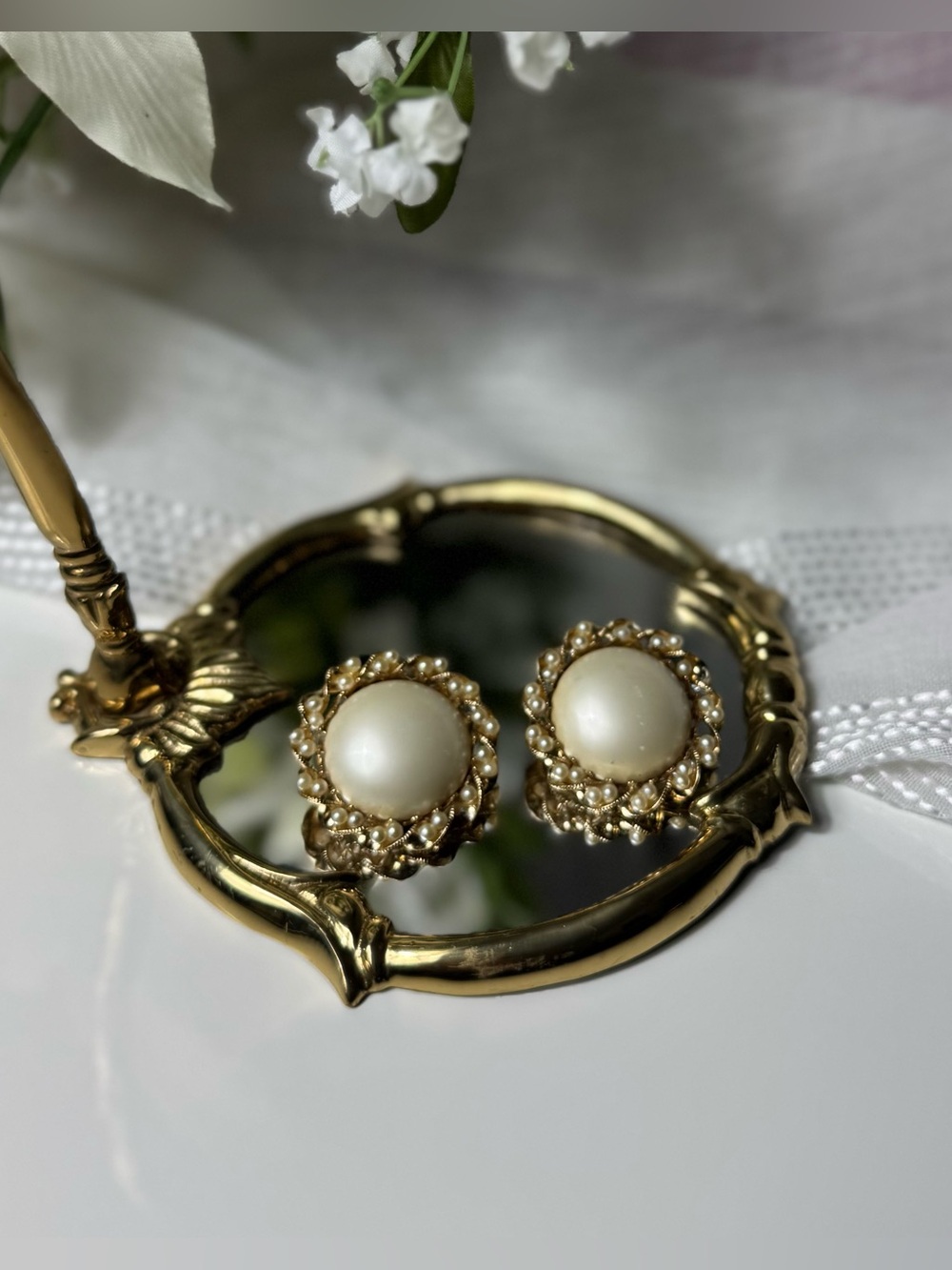 Vintage Pearl and Gold Women's Earrings Clip On grandma core Pinterest